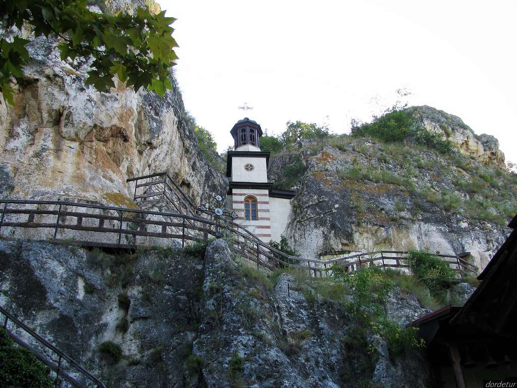 manastirea-sapata-in-piatra-basarabov-bulgaria