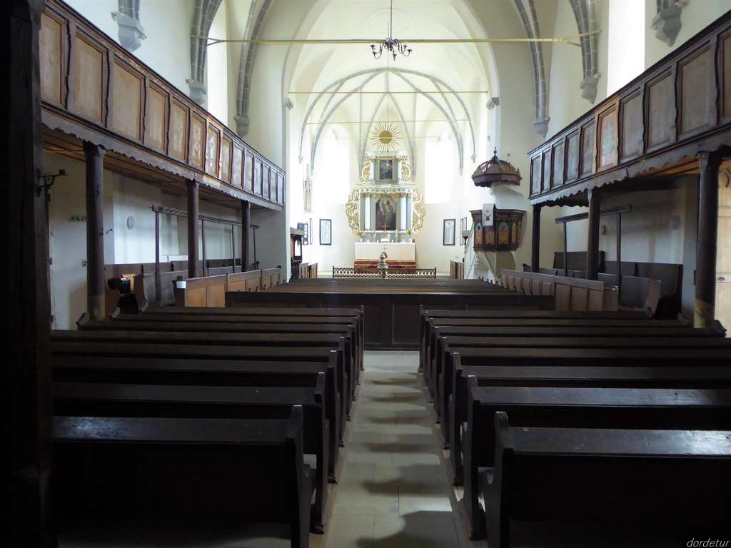interior-biserica-evanghelica-saschiz